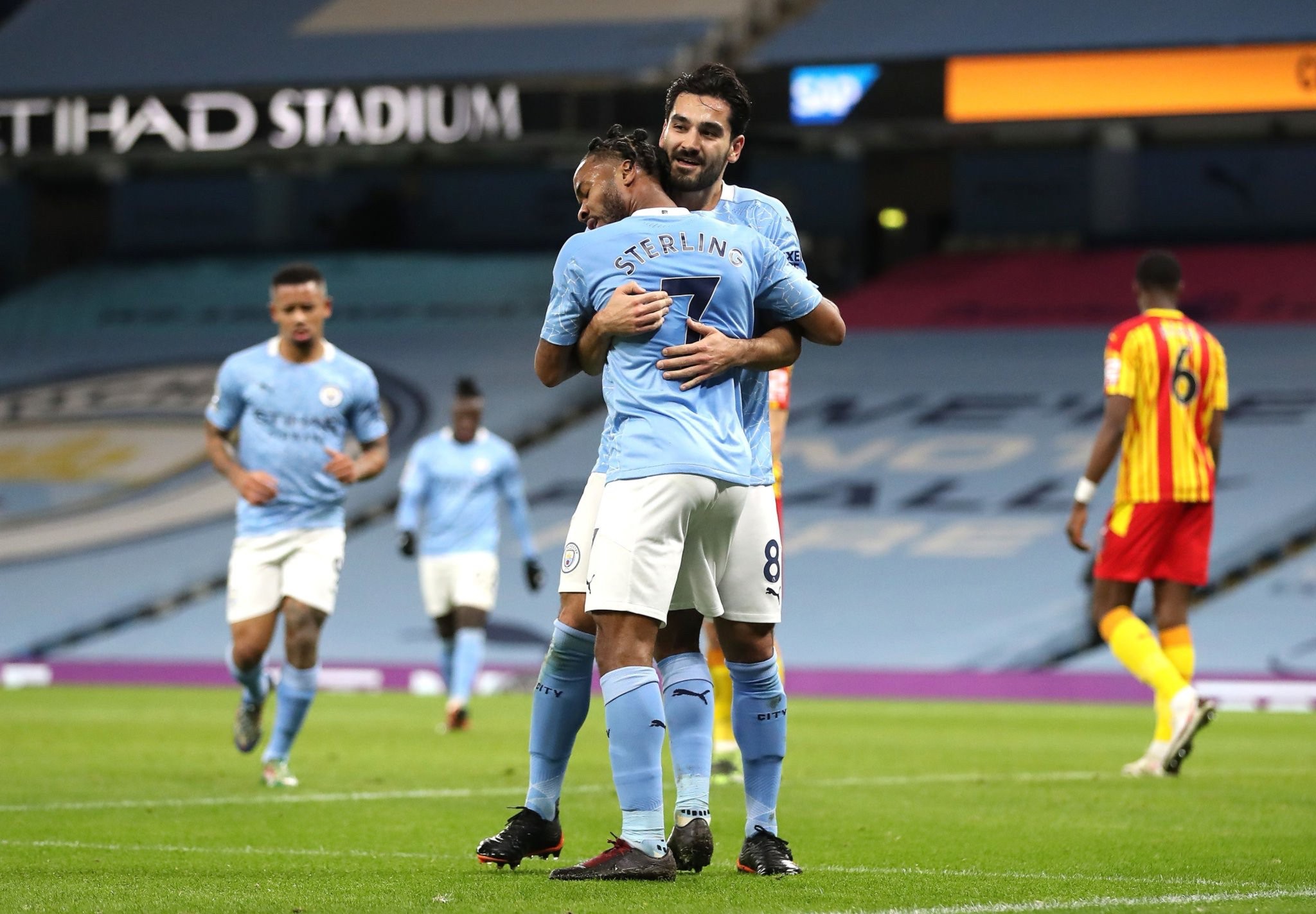 皇马官方：卡瓦哈尔已成功接受右膝手术；据悉将缺阵8-10个月